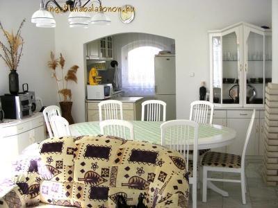 6 hálószobás újszerű nyaralóház Balatontól 1000 méterre (375)