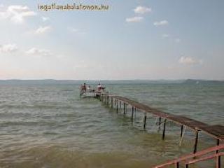 Balatonszárszón saját vízparttal hangulatos 8 fős faház (78)