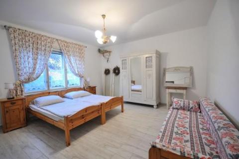 Balatonlellén 4 szobás ház kiadó 8-11 főre a Strandtól 455 m-re.