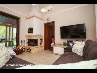 Új építésű modern vízközeli önálló nyaraló (940)