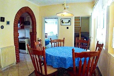 Balatonlellén vízközeli nyaraló max 8+4 főnek (171)