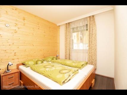 Vízparti apartman kiadó kertkapcsolattal (971)