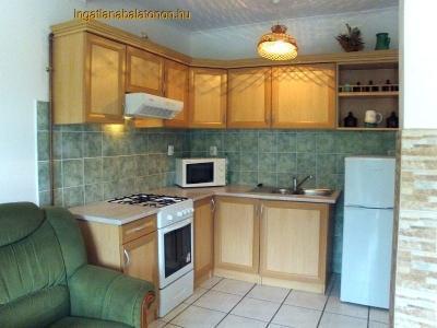 Ikernyaraló fele Balatontól 50 méterre kiadó max 8 főnek (339)