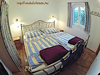 A Káli medencéhez közel panorámás önálló 8 fős nyaralóház (379)