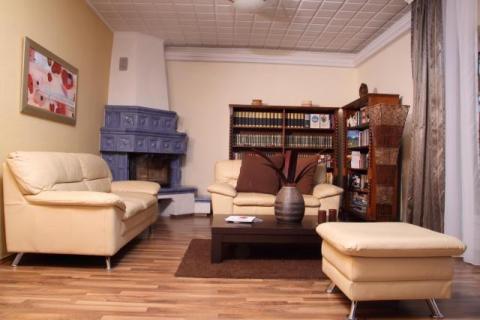 Balatonszárszó központi részén, közel a Balatonhoz és a centrumhoz