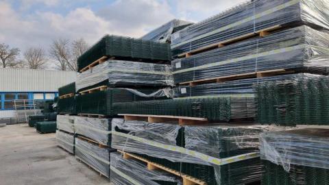 Csavart kötésű vadháló drótfonat betonoszlop kerítés építés