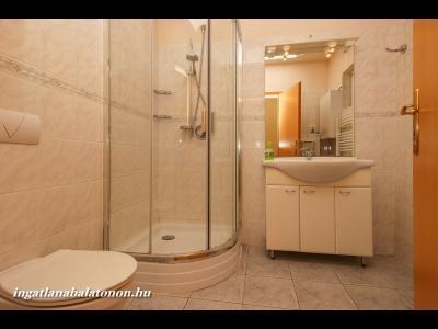 Balatonőszödi Hullám Üdülőparkban kiadó vízparti apartman (399)