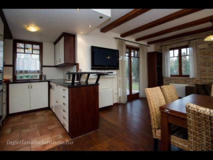 Ikerfél nyaralóvilla kiadó a Balatontól 30 méterre (956)