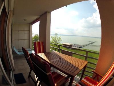 Vízparti lakóparkban, teljes panorámás apartman kiadó (409)