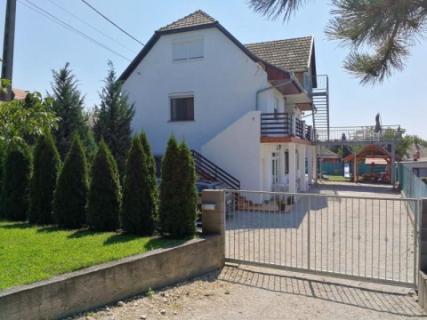 Központi medencés, öt különálló apartman Balatonbogláron