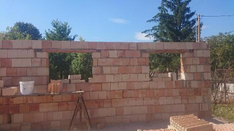 Kőműves munkák és térkővezese.