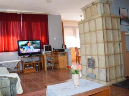 Apartmanház 6 szoba max. 18 fő Balatonfenyvesen (96)