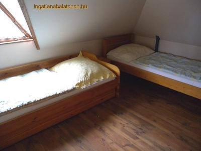 Vízparti, önálló nyaralóház, árnyékos szabadstrand szélén