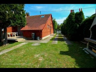 Balatonszárszón vízközeli ikerházfél max. 6+2 főnek kiadó (103)