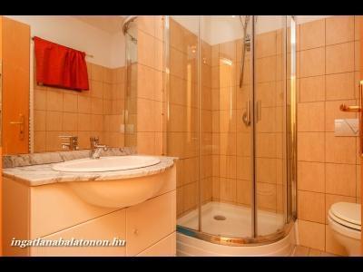 Vízparti lakóparkban, teljes panorámás apartman kiadó (409)