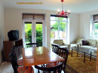 Igényes ikernyaraló fele Balatontól 50 méterre max 8 főnek (284) - 50 000 Ft