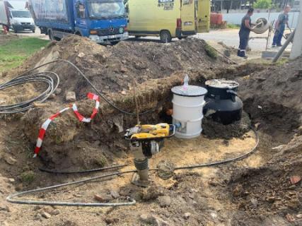 Csarnoképítés, közmű kialakítás, térkövezés, útépítés.