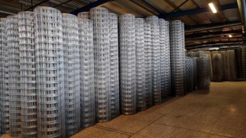 Csavart kötésű vadháló drótfonat betonoszlop kerítés építés