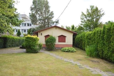 Balatonfenyvesen a strand közvetlen közelében vízparti nyaraló