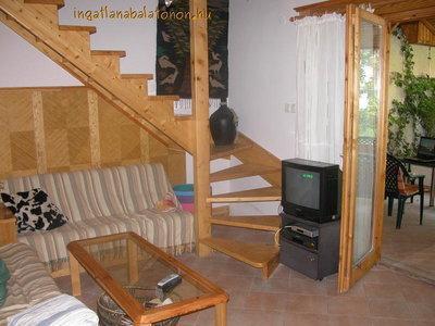 Balatonakarattyán közvetlen vízparti nyaraló stéggel (217)