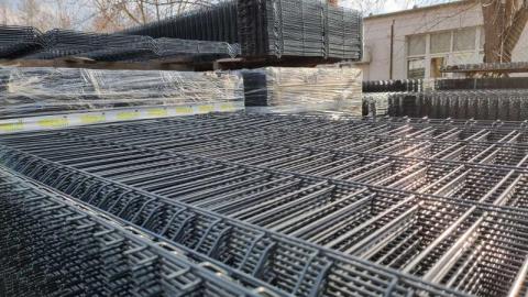 Több méretben drótfonat vadháló kerítés építés betonoszlop