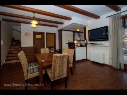 Ikerfél nyaralóvilla kiadó a Balatontól 30 méterre (956)