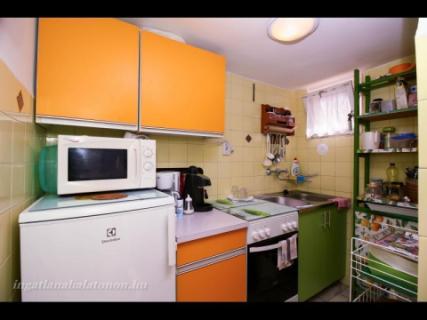 Balatonszárszón vízközeli ikerházfél max. 6+2 főnek kiadó (103)