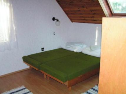 A Balatontól 100 m-re 9 fős nyaraló kiadó (24)