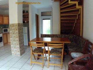 Ikernyaraló mindkét oldala Balatontól 50m-re max 16 főnek (128)