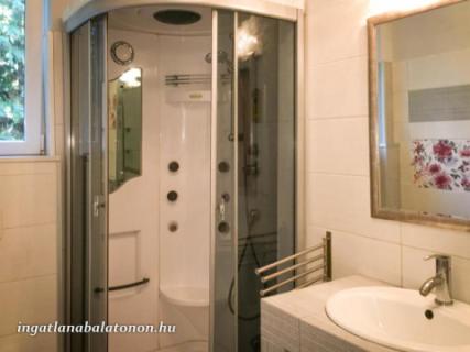 Balatonföldváron újépítésű, modern nyaraló (906)