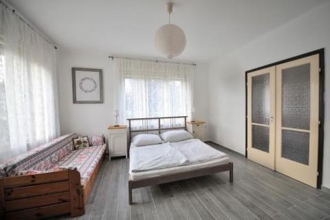 Balatonlellén 4 szobás ház kiadó 8-11 főre a Strandtól 455 m-re.