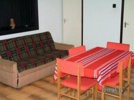 Balatonfenyvesen a Balatontól 500 m-re 9 fős nyaraló kiadó (46)