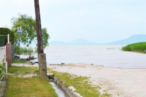 Balatonfenyvesen a strand közvetlen közelében vízparti nyaraló