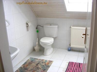 6 hálószobás újszerű nyaralóház Balatontól 1000 méterre (375)