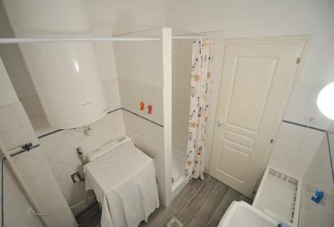 Balatonlellén 4 szobás ház kiadó 8-11 főre a Strandtól 455 m-re.