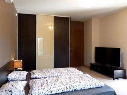 Vízközeli, jakuzzis minimál luxusvilla max 6+2 főnek (287)