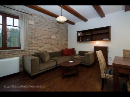 Ikerfél nyaralóvilla kiadó a Balatontól 30 méterre (956)