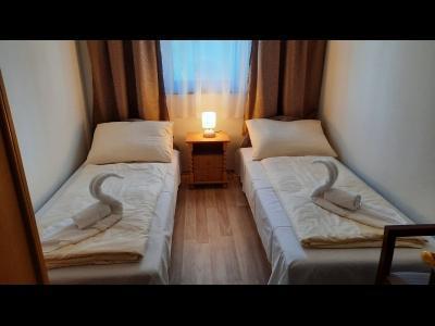 Balatonőszödön önálló nyaraló kiadó (973)