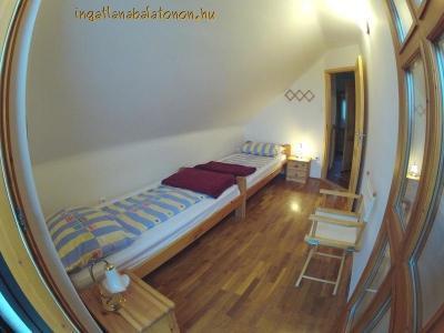 A Káli medencéhez közel panorámás önálló 8 fős nyaralóház (379)