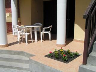 Balatonfenyvesen a Balatontól 500 m-re 9 fős nyaraló kiadó (46)