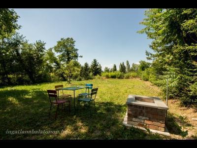 Ikerfél nyaraló a Balatontól 300 méterre (958)