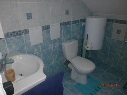 Balatonlellén 8 személyes mondern, teljesen felszerelt nyaraló kiadó