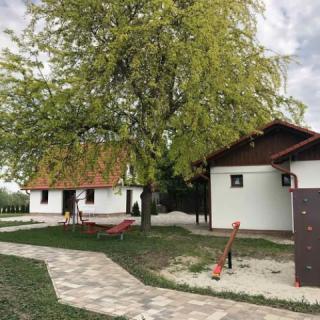 Almádi Apartman, 5 apartman 21 férőhely