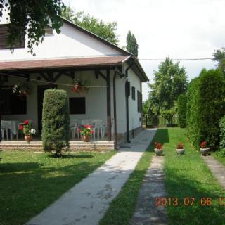 Rózsa Nyaralóház, 4 szoba 8 férőhely