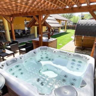 Sunny Medencés Jakuzzis Szaunás ház, 3 szoba 7 férőhely