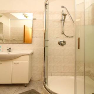 949 Modern Apartman, 1 apartman 6 férőhely