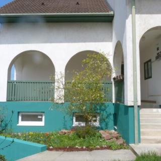 Labdarózsa Apartmanház, 2 apartman 11 férőhely