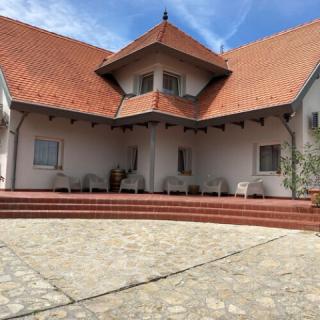 Páhok Apartmanház, 4 apartman 12 férőhely