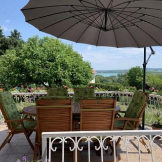 Esz-Ti Apartman, 3 apartman 8 férőhely