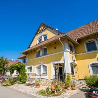 Jade Panzió, 10 szoba 30 férőhely